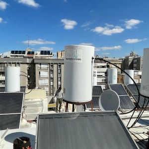 דודי שמש וקולטים על גג בניין