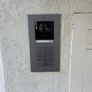 מערכת אינטרקום מותקנת על קיר