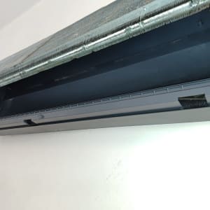 יחידת מיזוג אוויר פתוחה עם חלקים פנימיים גלויים