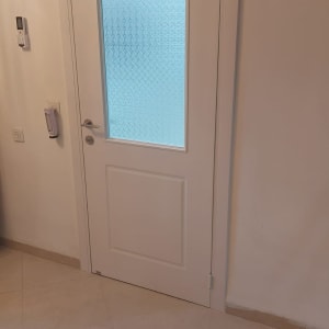 דלת לבנה עם חלון זכוכית מרובע