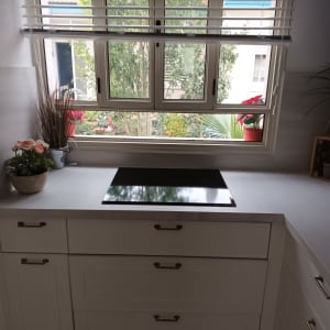 כיריים חשמליות על משטח עבודה במטבח