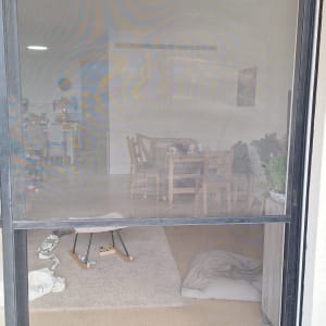 דלת אלומיניום עם רשת נראית בתמונה