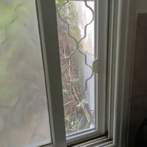 חלון אלומיניום עם מסגרת לבנה