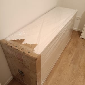 ארגז קרטון עטוף בניילון מוכן להובלה