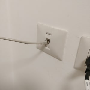 כבל רשת מחובר לשקע בקיר לבן