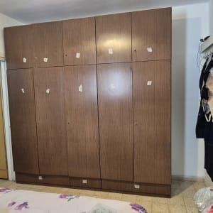 ארון בגדים בחדר עם מדפים וספרים