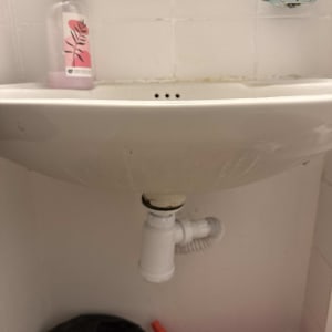 כיור עם סבון וצנרת מתחת