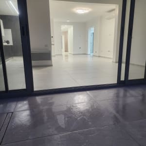 רצפה נקייה ומבריקה בחדר ריק עם תאורה מודרנית