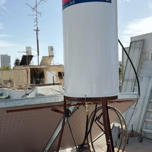 דוד שמש על גג עם רקע שמיים כחולים