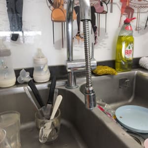 כיור עם כלים וסבון כלים, תמונה אינה מציגה עבודה בתחום