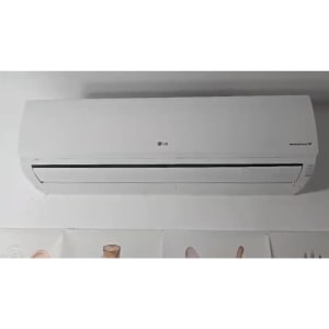 מזגן מותקן על קיר לבן