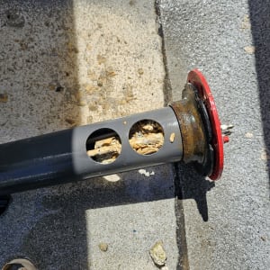 צינור סולארי עם חלודה וחלקים שבורים