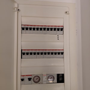 לוח חשמל עם מפסקים ומד טיימר