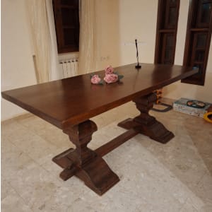 שולחן עץ עם פרחים עליו בחדר