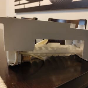 חלק חילוף למקרר על שולחן עץ