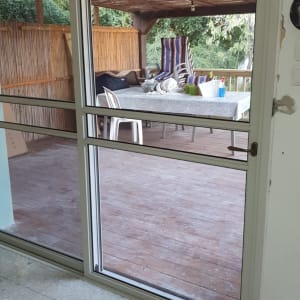 דלת אלומיניום עם מסגרת זכוכית שקופה