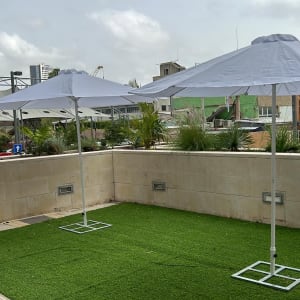 שני שמשיות לבנות על דשא סינתטי