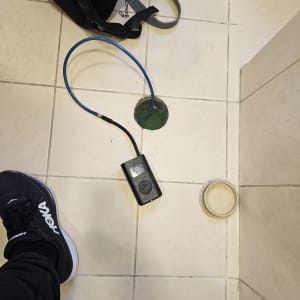 כלי עבודה לגילוי נזילות על רצפת אריחים