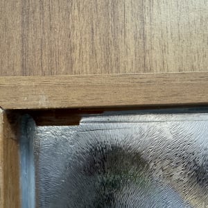 חלק עליון של תריס עץ עם זכוכית מחוספסת