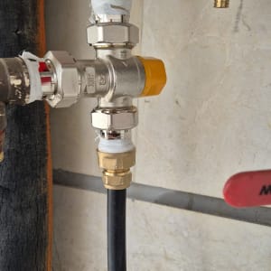 חיבורים וצינורות במערכת חימום סולארית