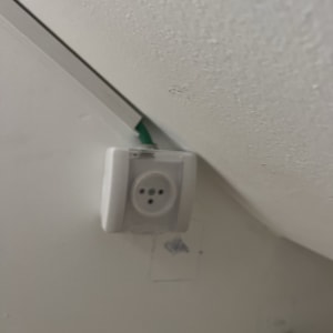 שקע חשמלי מותקן על קיר לבן