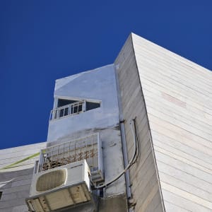 יחידת מיזוג אוויר מותקנת על קיר חיצוני