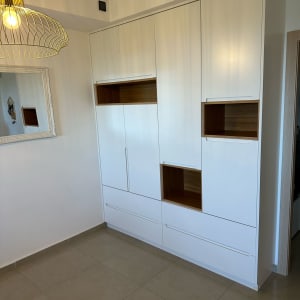 ארון עץ לבן עם מדפים פתוחים