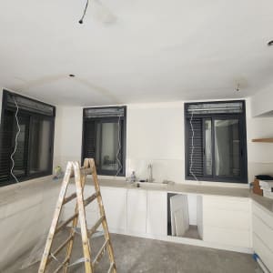 חלונות אלומיניום עם תריסים בחדר שיפוצים