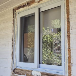 חלון אלומיניום מותקן בקיר חיצוני עם בידוד