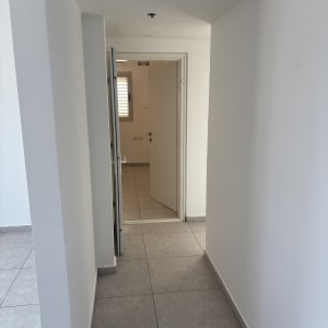 מסדרון עם קירות צבועים ודלת פתוחה