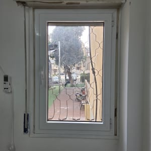 חלון אלומיניום עם סורג נוף חיצוני