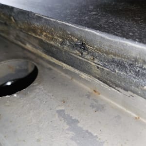 סדק במשטח מתכת עם סימני חלודה