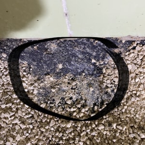 תקריב של צינור עם סימני שחיקה או נזק