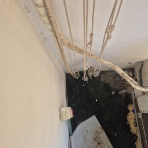 חוטים וצינורות על קיר, ללא אנשים או טקסט.