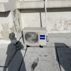 יחידת מזגן חיצונית על גג עם צינור מחובר