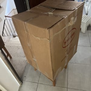 קופסת קרטון גדולה במסדרון בית