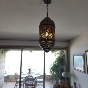 מנורה תלויה מעוצבת בתקרה בחדר מגורים