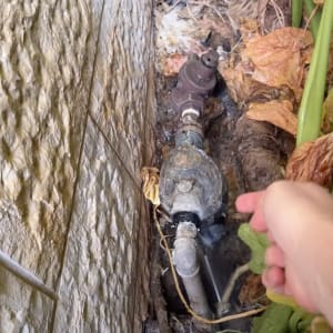 צינור מים עם ברז ותיקון נזילה בגינה