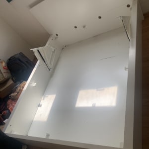 מיטה לבנה מפורקת עם מנגנון הרמה