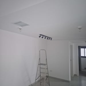 סולם ותאורה בתקרה, עבודה בתחום החשמל