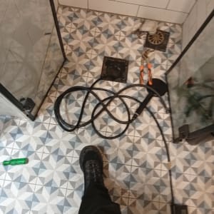 כלי עבודה וצינור על רצפת חדר אמבטיה