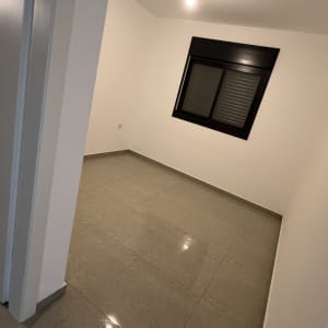 חדר ריק עם רצפה נקייה ותאורה פשוטה