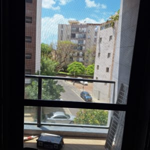 מרפסת עם נוף לבניינים וכלי עבודה על הרצפה