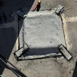 עבודת איטום על גג עם כלים וחומרים