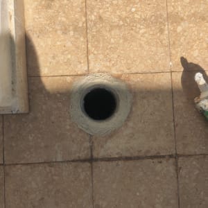 חור ברצפה עם חומר איטום סביבו