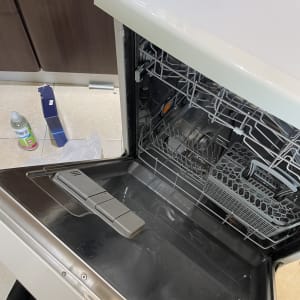 מדיח כלים פתוח עם מתקן לסכו"ם