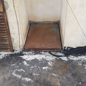 מסגרת מתכת חלודה על רצפה בטון