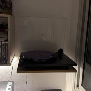 פינת חדר עם פטיפון, רמקול ומחשב