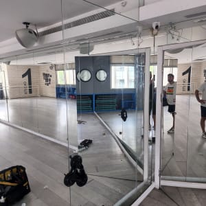 מראות גדולות עם ידיות ואביזרי עבודה על הרצפה