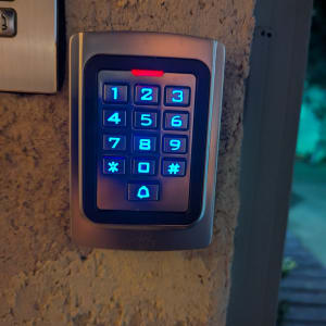 לוח מקשים מואר על קיר, חלק ממערכת אינטרקום